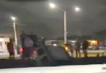 Cae unidad en dren desalinizador y deja daños materiales