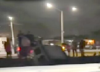 Cae unidad en dren desalinizador y deja daños materiales