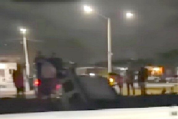 Cae unidad en dren desalinizador y deja daños materiales