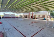 Realizan rehabilitación en la cancha de fútbol en escuela