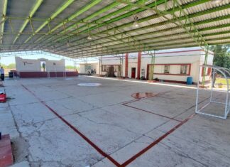 Realizan rehabilitación en la cancha de fútbol en escuela