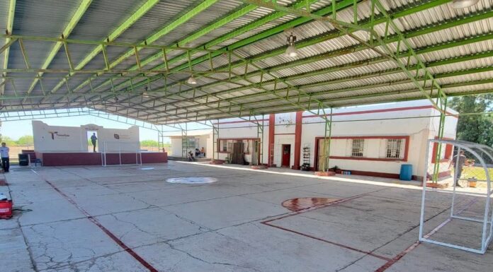 Realizan rehabilitación en la cancha de fútbol en escuela