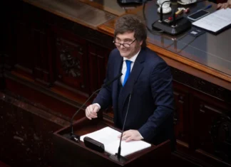 Presentan primera demanda contra reforma laboral de Milei en Argentina