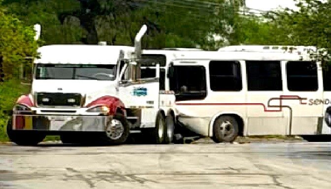 Accidente vial deja daños al parecer por una “correteada” contra delincuentes