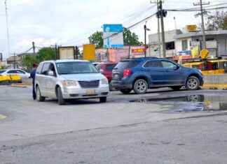 Accidente vial deja daños en estacionamiento de Mi Tienda del Ahorro