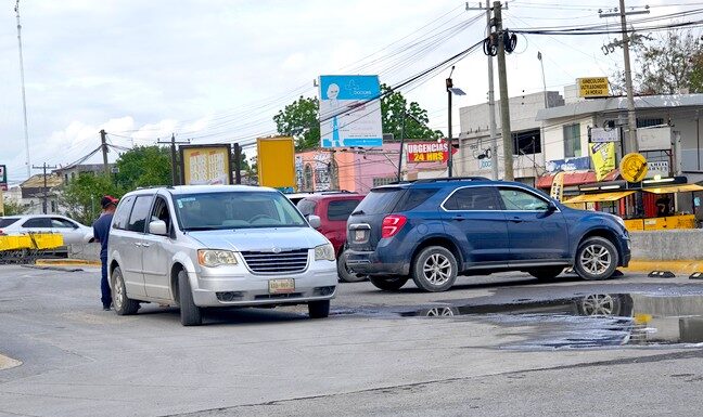 Accidente vial deja daños en estacionamiento de Mi Tienda del Ahorro