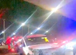 Aparatoso accidente deja personas lesionadas, daños materiales y caos vial