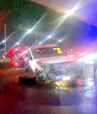 Aparatoso accidente deja personas lesionadas, daños materiales y caos vial