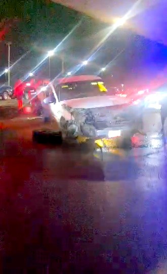 Aparatoso accidente deja personas lesionadas, daños materiales y caos vial (2)