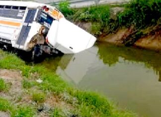 Cae pesera con pasaje a canal de aguas negras vivieron para contarlo