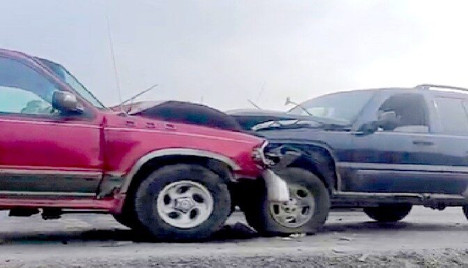 Chocan en el “Viaducto de la Muerte” dejando cuantiosos daños