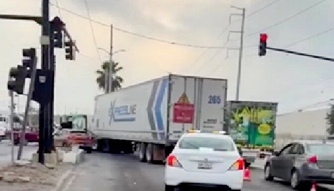 Chocan unidades en carretera a Monterrey dejando cuantiosos daños materiales
