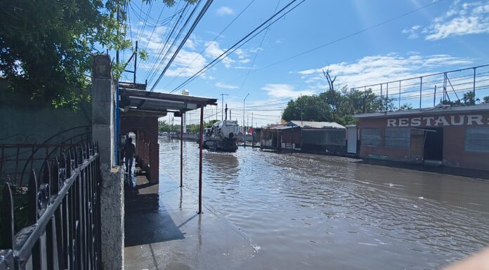Lluvia dejó cuantiosos daños y unidades varadas