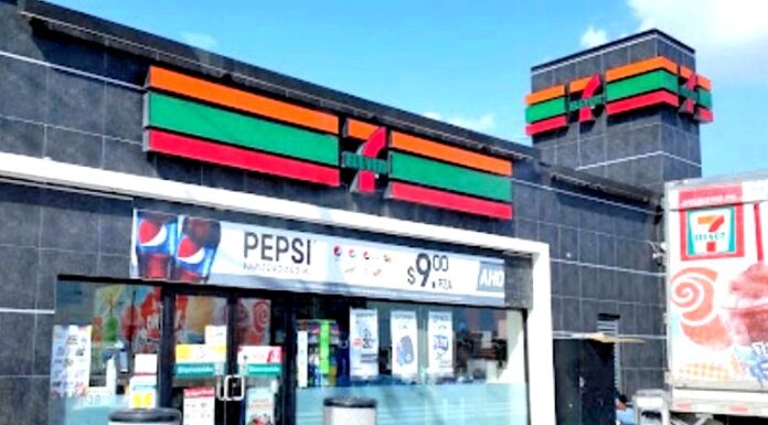 Ratero logra darse a la fuga con el dinero tras amagar a empleados de tienda