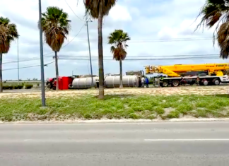 Vuelca pipa en carretera Monterrey dejando daños y caos vial