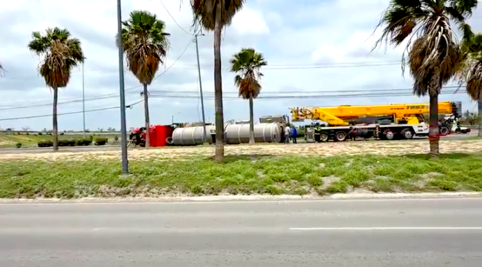 Vuelca pipa en carretera Monterrey dejando daños y caos vial
