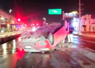 Vuelca unidad en oscura carretera dejando cuantiosos daños