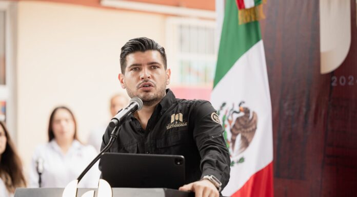 Impulsa Beto Granados valores cívicos y equipamiento escolar