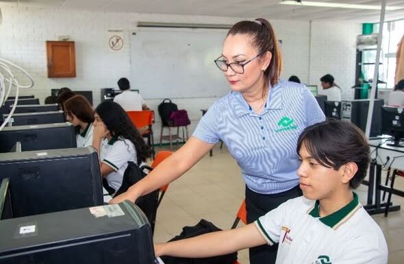 Proyecta docente del CONALEP innovación educativa con IA a nivel internacional
