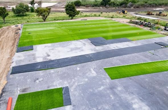 Continúan trabajos de construcción y remodelación de canchas de futbol