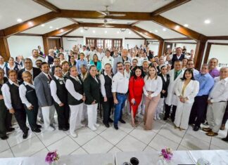 Rinden homenaje a enfermeras y enfermeros en su día