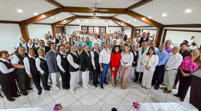 Rinden homenaje a enfermeras y enfermeros en su día
