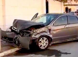 Aparatoso accidente deja daños en concurrida vialidad