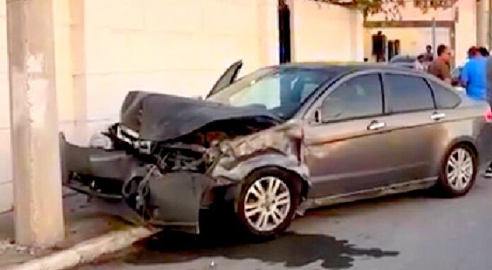 Aparatoso accidente deja da_os en concurrida vialidad (2)