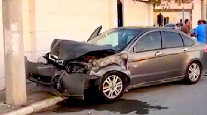 Aparatoso accidente deja daños en concurrida vialidad