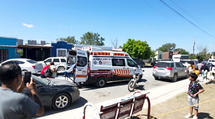 Auxilian a persona en audiencia pública y es internada en un hospital