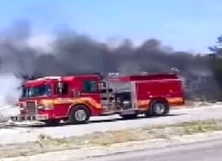 Bomberos acuden a sofocar incendio en pastizal que dejo daños materiales