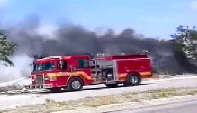 Bomberos acuden a sofocar incendio en pastizal que dejo daños materiales