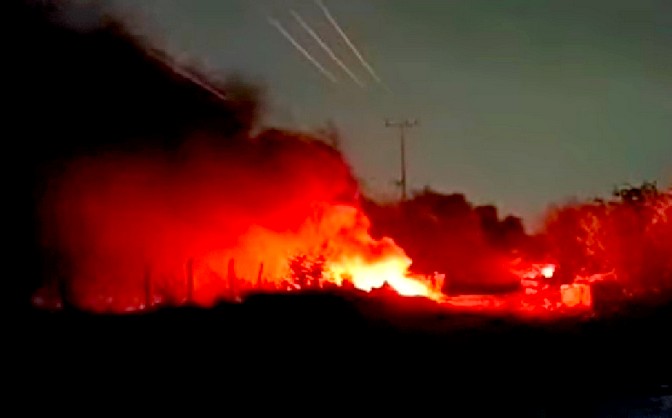 Bomberos sofocan incendio en pastizal que dejo daños y contaminación