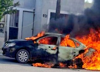 Bomberos sofocan incendio en unidad con pérdidas totales