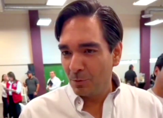 Carlos Peña Ortiz responde a críticas por cantar un corrido en evento del Día del Maestro