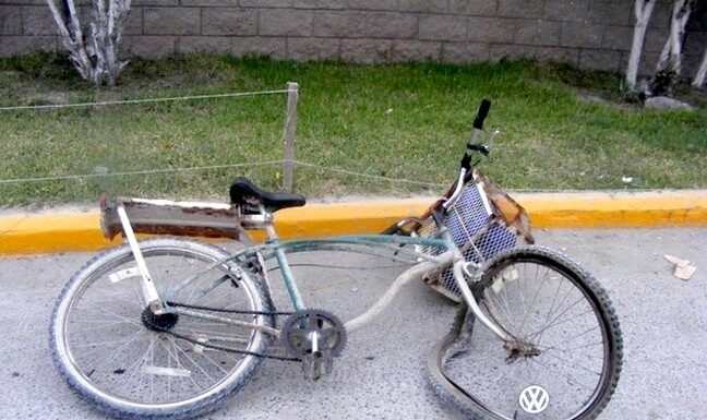 Chocan ciclistas y uno sale con severas lesiones