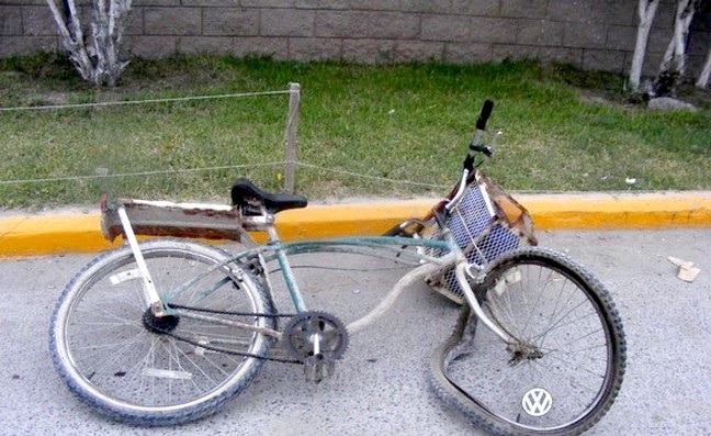 Chocan ciclistas y uno sale con severas lesiones