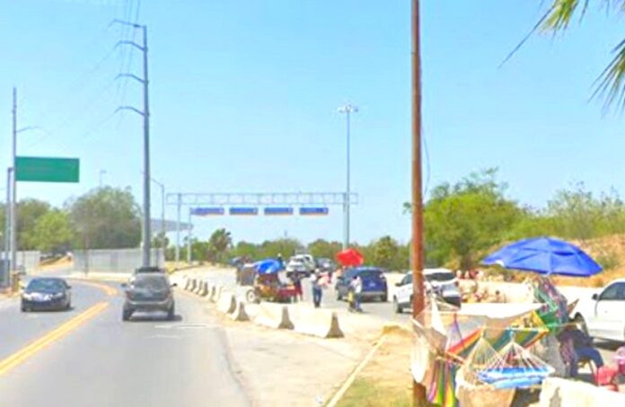 Detienen a tres por molestar a las personas en puente internacional