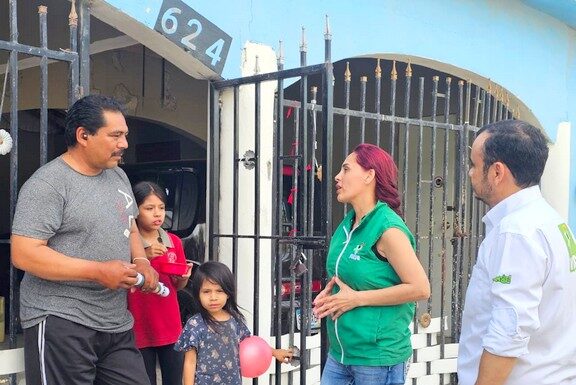 Diputada Casandra de los Santos recorre casa por casa en colonias de su distrito