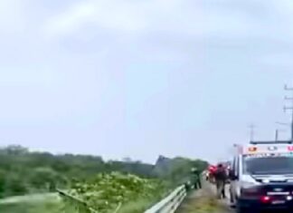 Rescatan a persona que presuntamente se arrojo a un canal de aguas negras