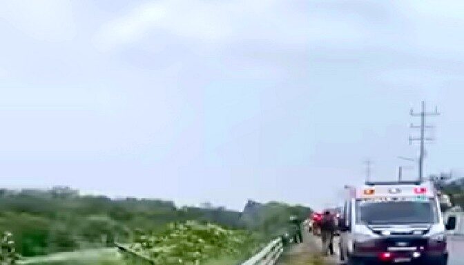 Rescatan a persona que presuntamente se arrojo a un canal de aguas negras