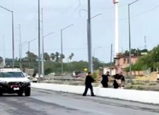 Unidad médica auxilia a menor tras ser hallada en dren de aguas negras