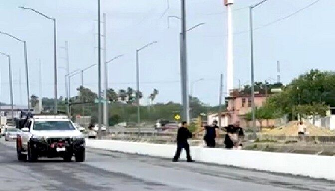 Unidad médica auxilia a menor tras ser hallada en dren de aguas negras
