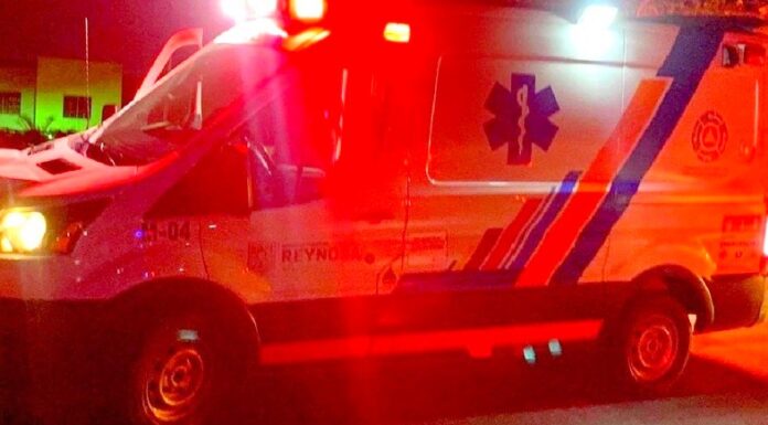 Unidad médica auxilia a persona que al parecer fue atropellada