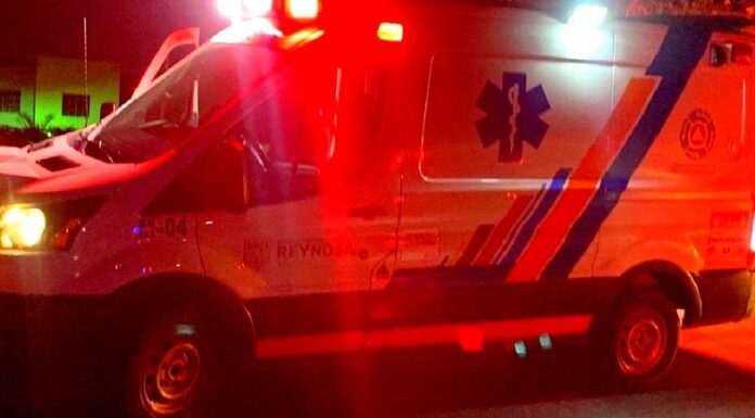 Unidad medica auxilia a victima tras ser atropellada por una unidad