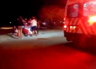 Unidad médica auxilia a victimas tras sufrir percance vehicular