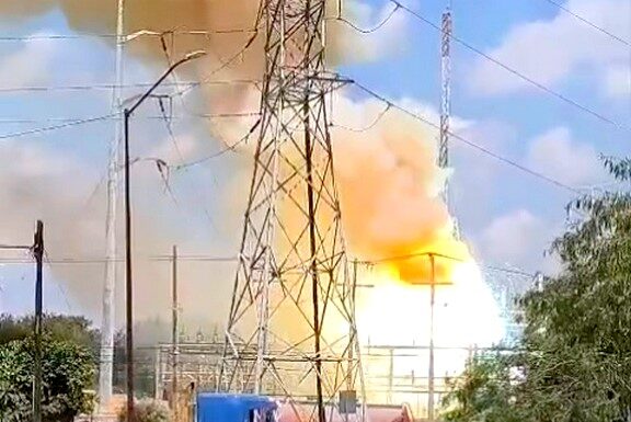 Voraz incendio con explosión en subestación de CFE provocó apagones y daños