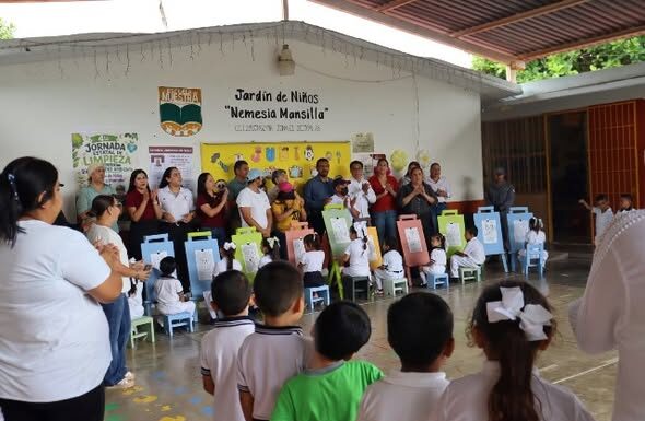Adolescentes en conflicto con la Ley Penal elaboran y donan mobiliario de creación artística a Jardín de Niños de Güémez