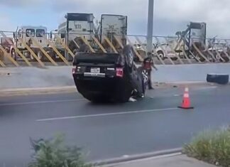 Aparatoso accidente deja daños en apartada colonia popular