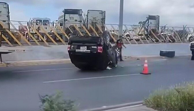 Aparatoso accidente deja daños en apartada colonia popular